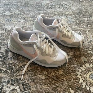 Women’s Nikes size 8.5